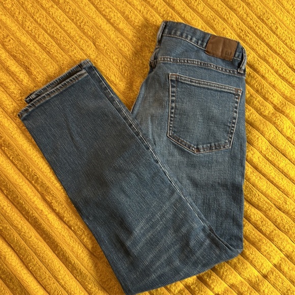 GAP Athletic Fit Jeans - Picture 6 of 8